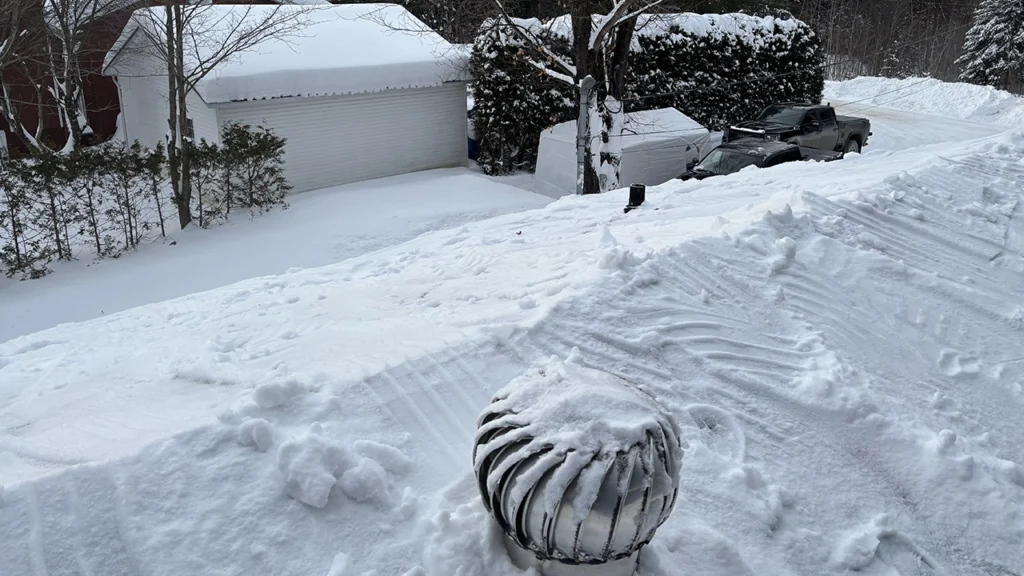 Déneigement de toiture : une étape essentielle pour l’hiver au Québec