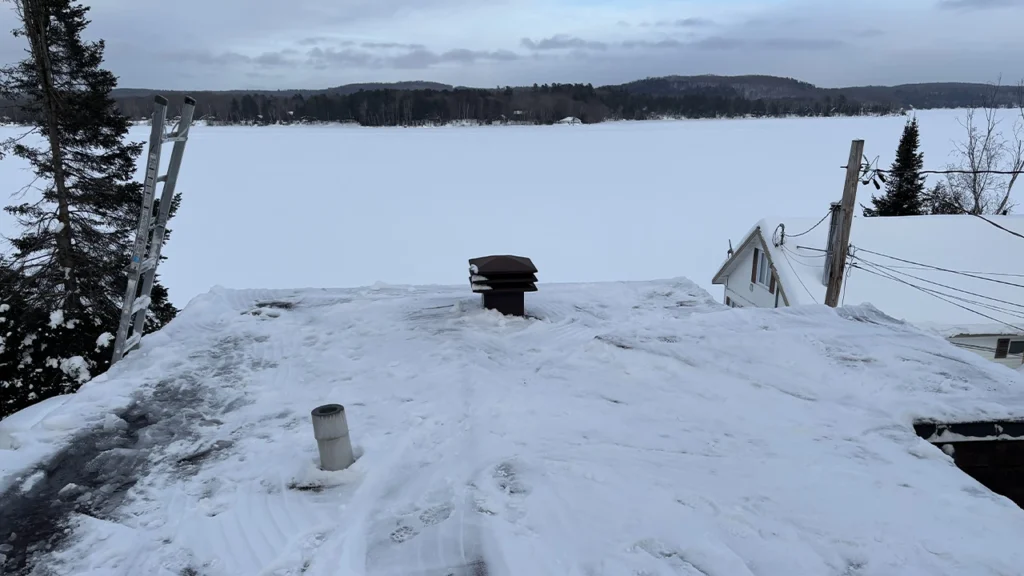 Le déneigement de toiture : laissez-nous geler à votre place !